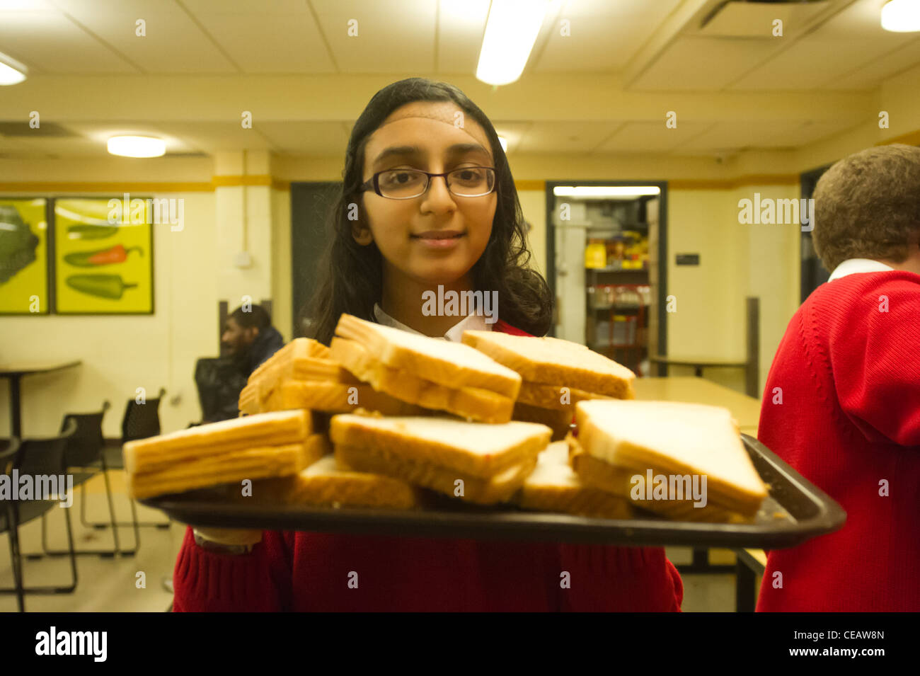 Siebte und Achtklässler Erdnussbutter und Gelee Sandwiches für bedürftige Stockfoto