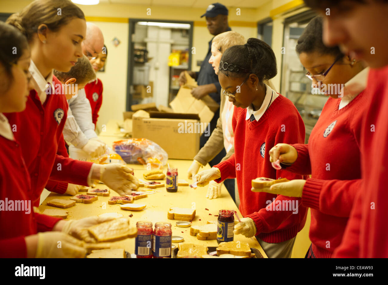 Siebte und Achtklässler Erdnussbutter und Gelee Sandwiches für bedürftige Stockfoto