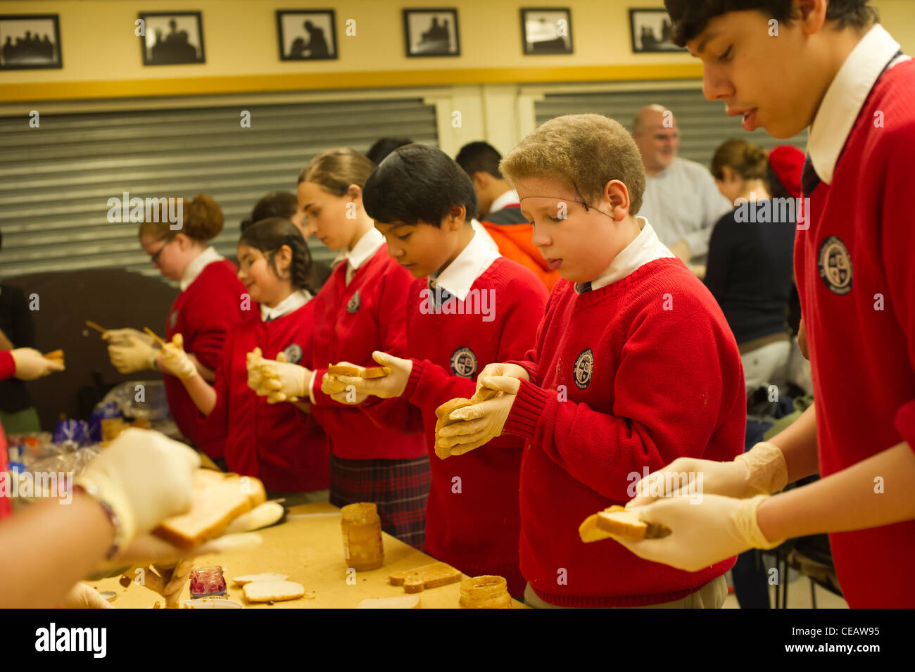 Siebte und Achtklässler Erdnussbutter und Gelee Sandwiches für bedürftige Stockfoto
