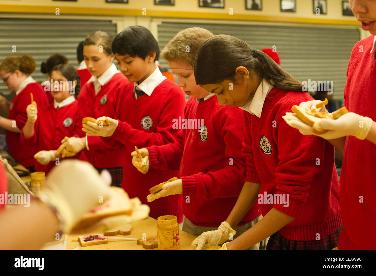 Siebte und Achtklässler Erdnussbutter und Gelee Sandwiches für bedürftige Stockfoto