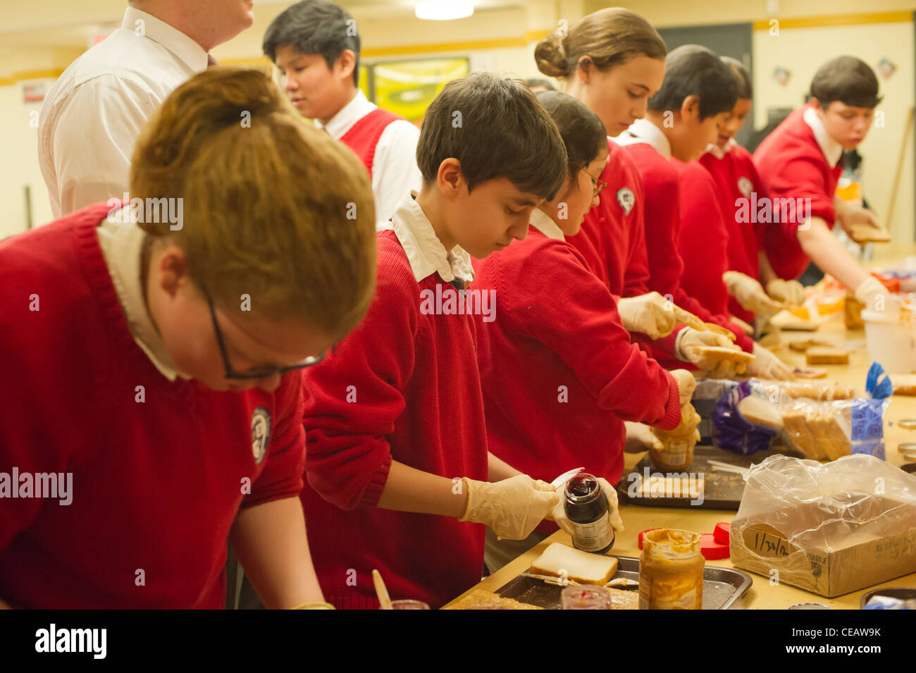 Siebte und Achtklässler Erdnussbutter und Gelee Sandwiches für bedürftige Stockfoto