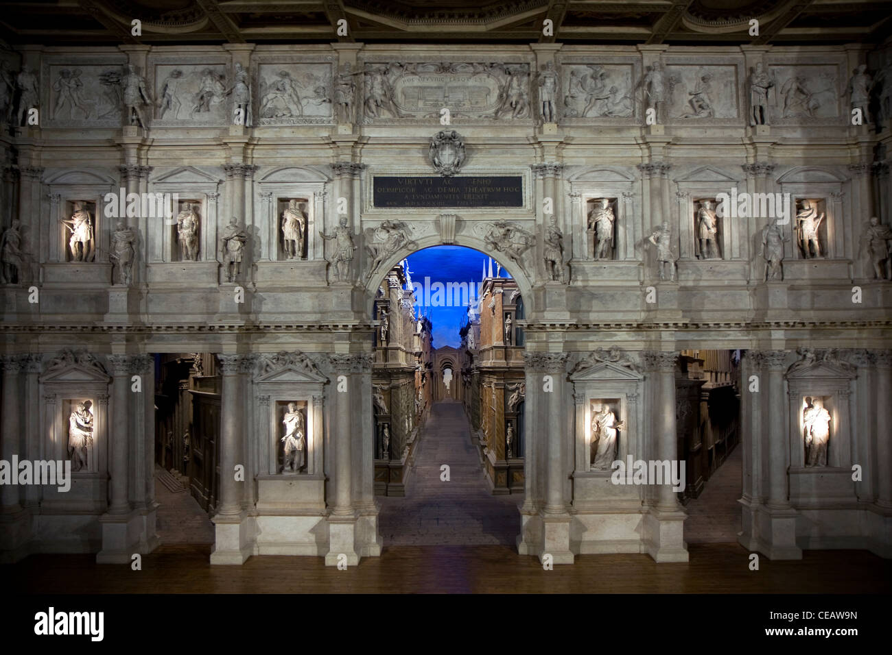 Teatro Olimpico Interieur mit Dekoration und Bühne in Stadt Vicenza, Italien Stockfoto