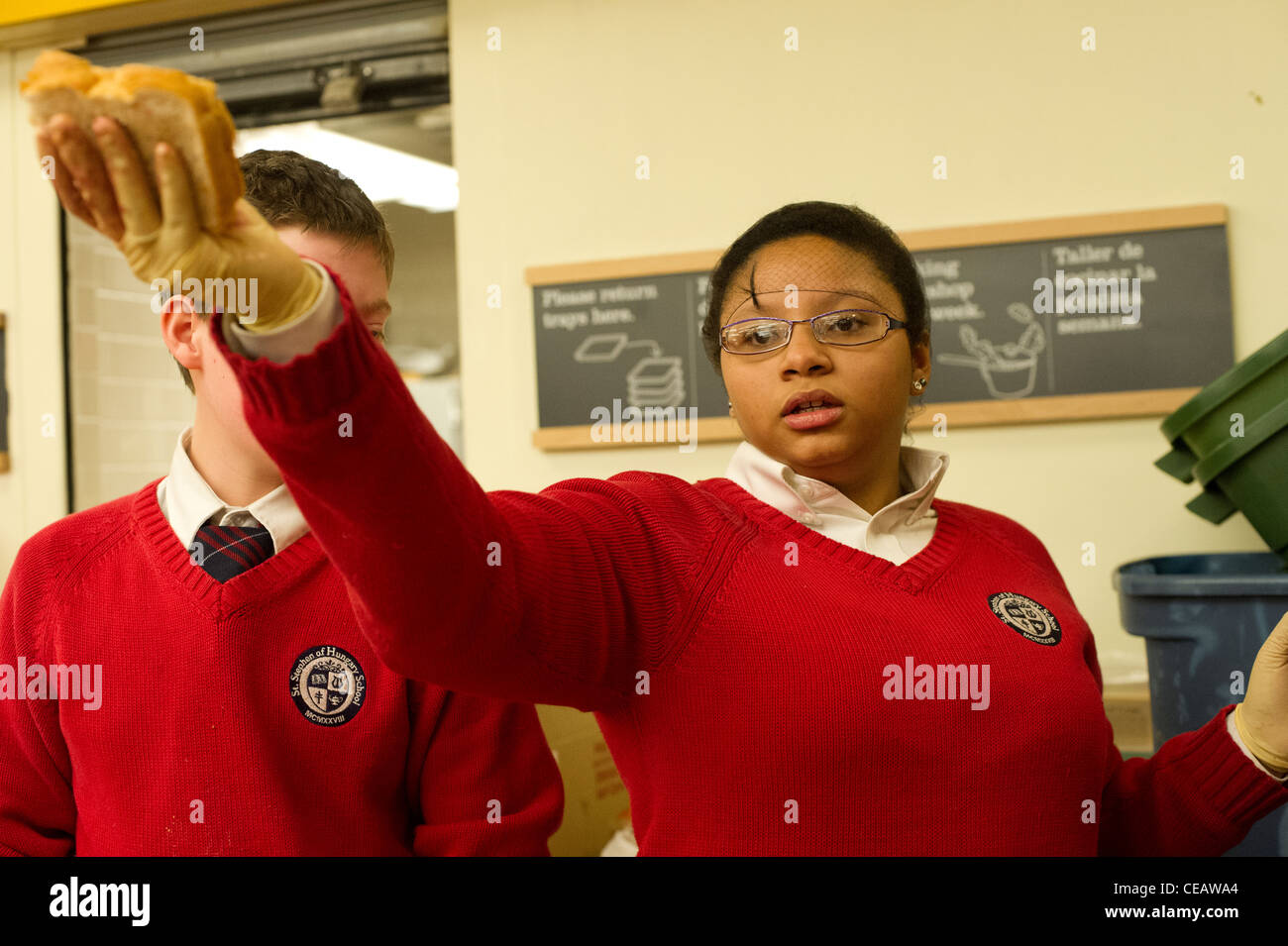 Siebte und Achtklässler Erdnussbutter und Gelee Sandwiches für bedürftige Stockfoto