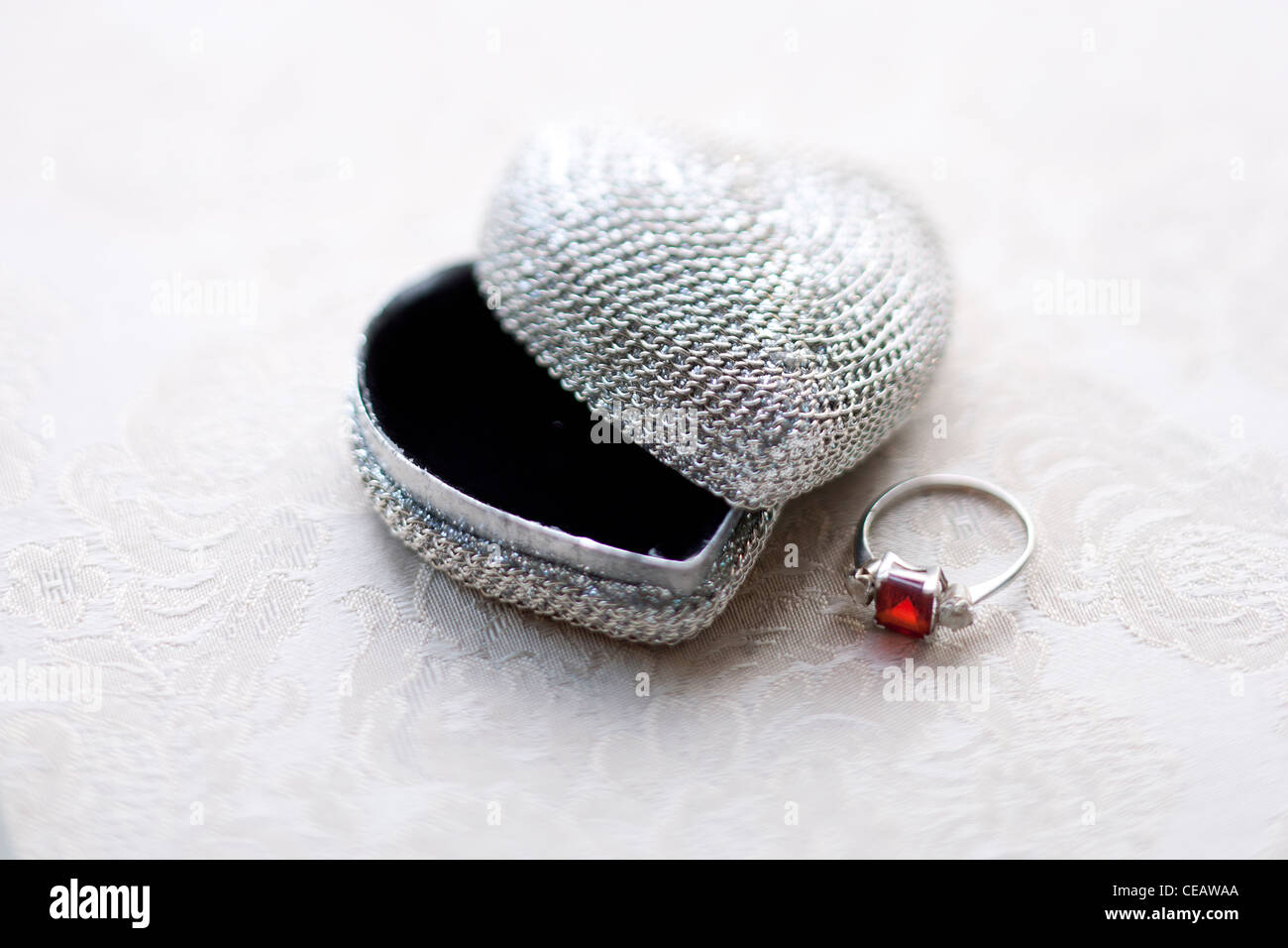 Schmuck-Box mit einem Ring in Herzform Stockfoto