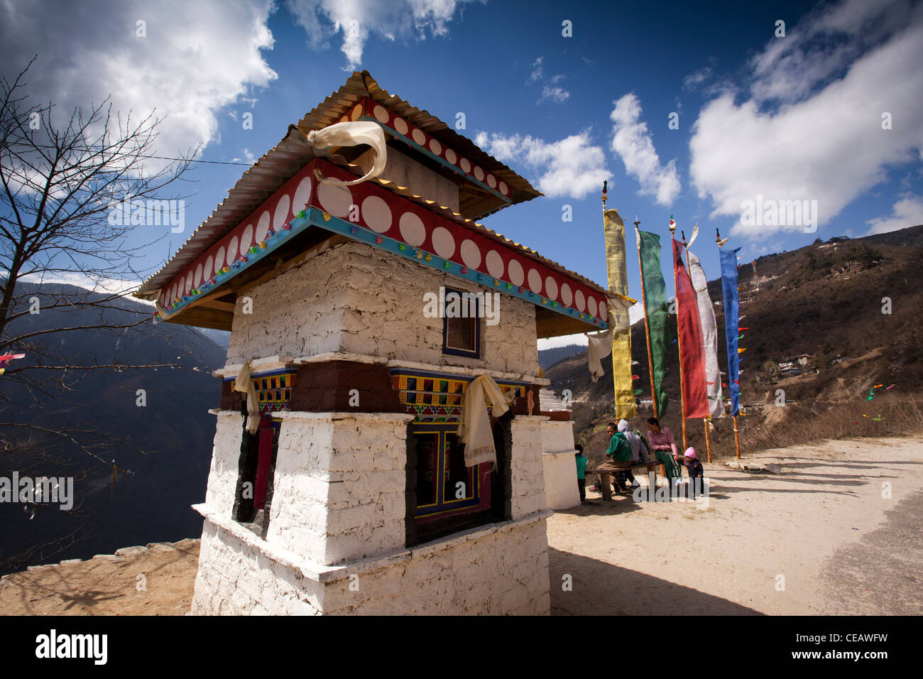 Indien, Arunachal Pradesh, weiß lackierte buddhistische Chorten Gebetsmühlen und Flaggen neben Straße Sela Pass Stockfoto