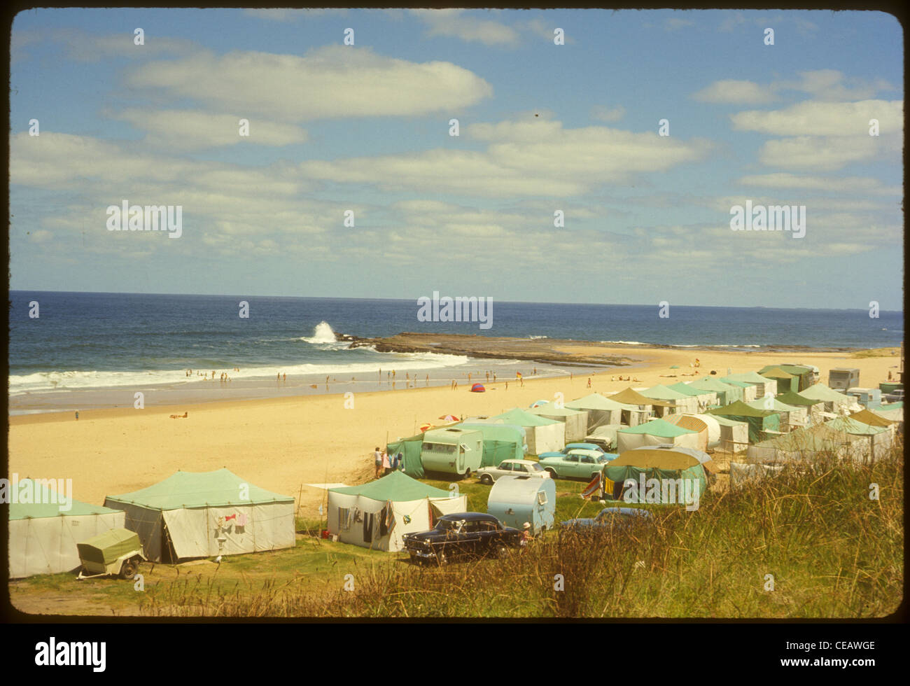 Coledale Strand Szene Australien Häuser Anhänger sand Tourismus 1966 Ozean Stockfoto