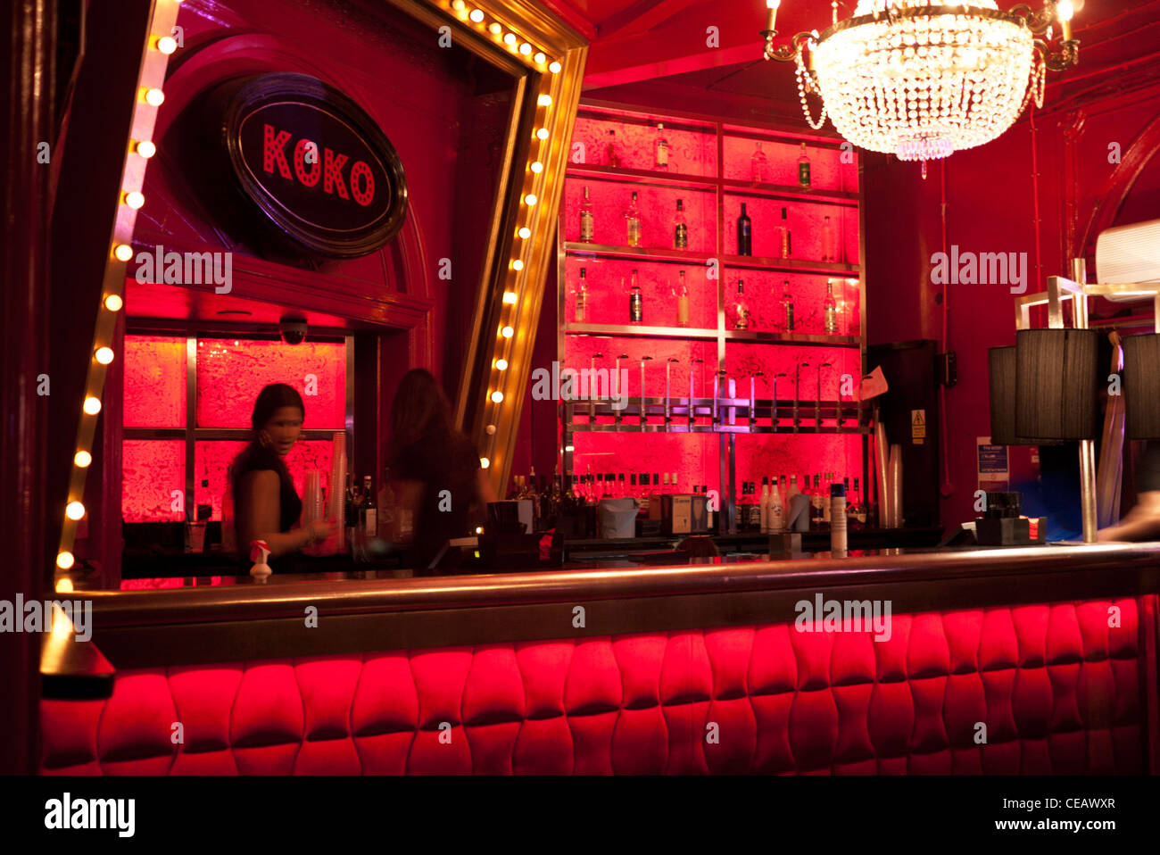 Roter Balken bei KOKO, eine Diskothek in einem ehemaligen Theater in Camden, London, UK. Stockfoto