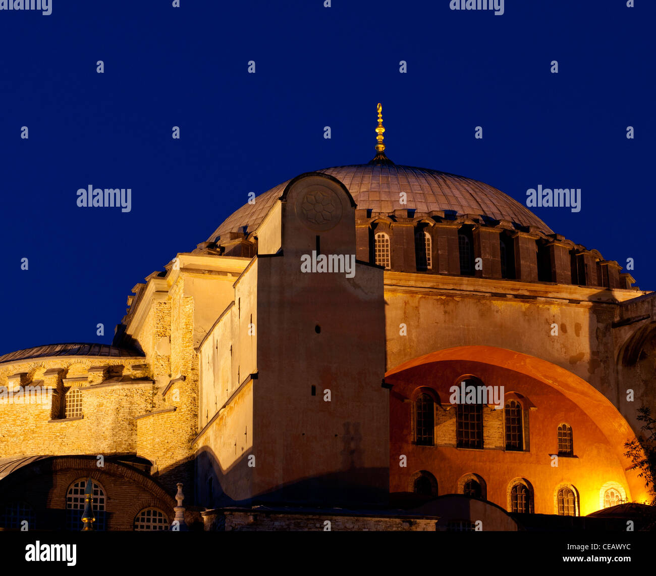 Hagia Sophia (Aya Sofya) Basilika mit Flutlicht am frühen Abend, Sultanahmet, Istanbul, Türkei Stockfoto