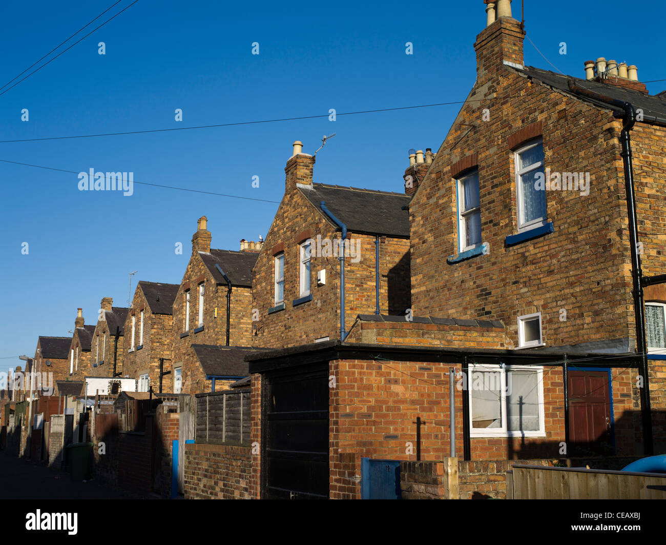 dh SCARBOROUGH NORTH YORKSHIRE Back Gasse von Terrassenhäusern Reihe terrassenförmig angelegtes britisches Vorstadthaus terrassenförmig angelegtes england Stockfoto