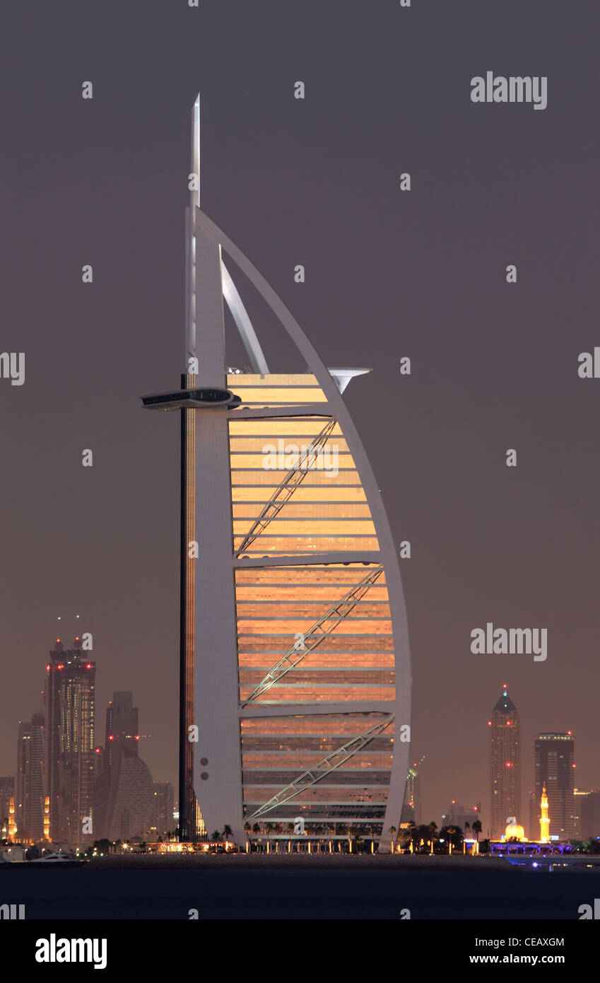 Burj al Arab beleuchtet in der Nacht, Dubai, Vereinigte Arabische Emirate Stockfoto