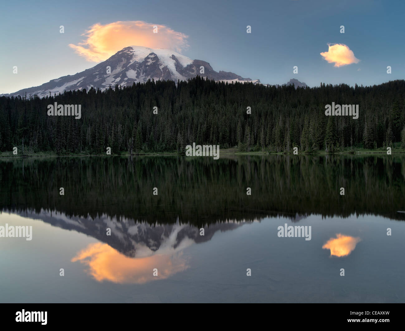 Spiegelung See mit Sonnenuntergang auf dem Mt. Rainier. Mt. Rainier Nationalpark, Washington Stockfoto
