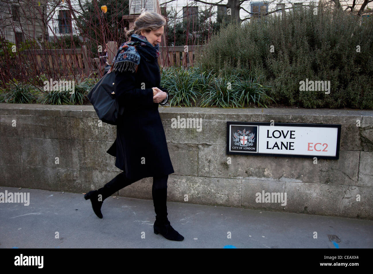Stadt Arbeitnehmer übergibt Zeichen für Liebe Lane in der City of London. Stockfoto