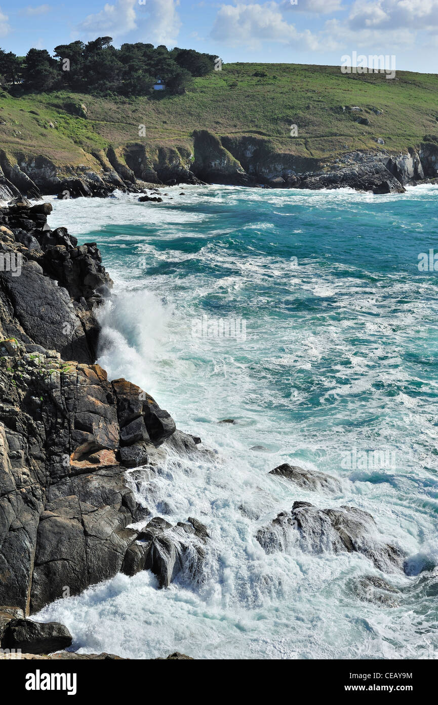 Wellen an den Felsen der Steilküste an der Pointe du Millier bei Beuzec-Cap-Sizun, Finistère, Bretagne, Frankreich Stockfoto