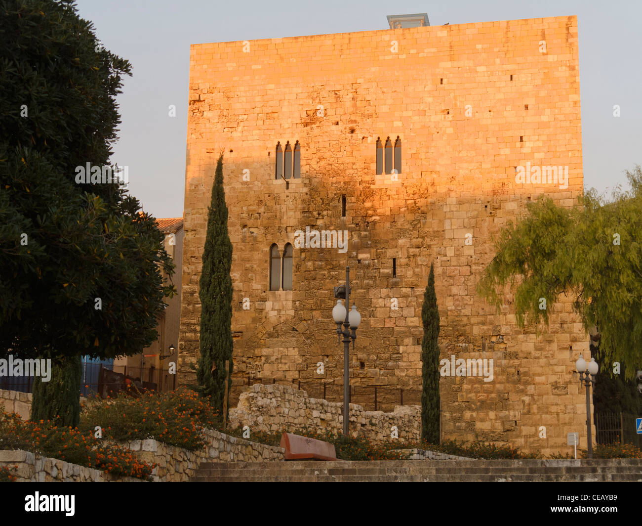 Gotische zivile Gebäude am Eingang der Altstadt von Tarragona, Spanien Stockfoto