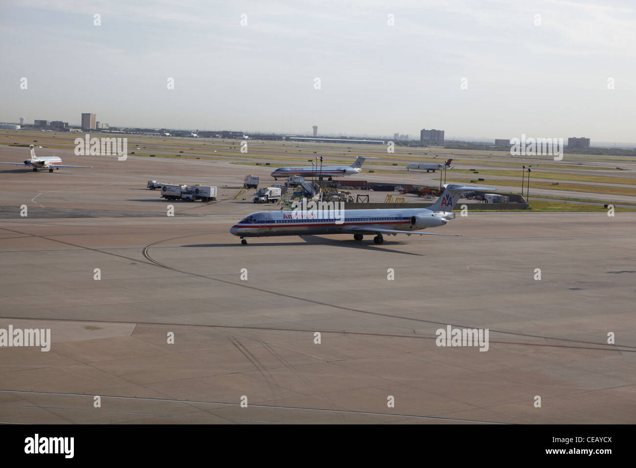 American Airlines Flugzeuge auf der Flucht Weg in Dallas, Texas Stockfoto