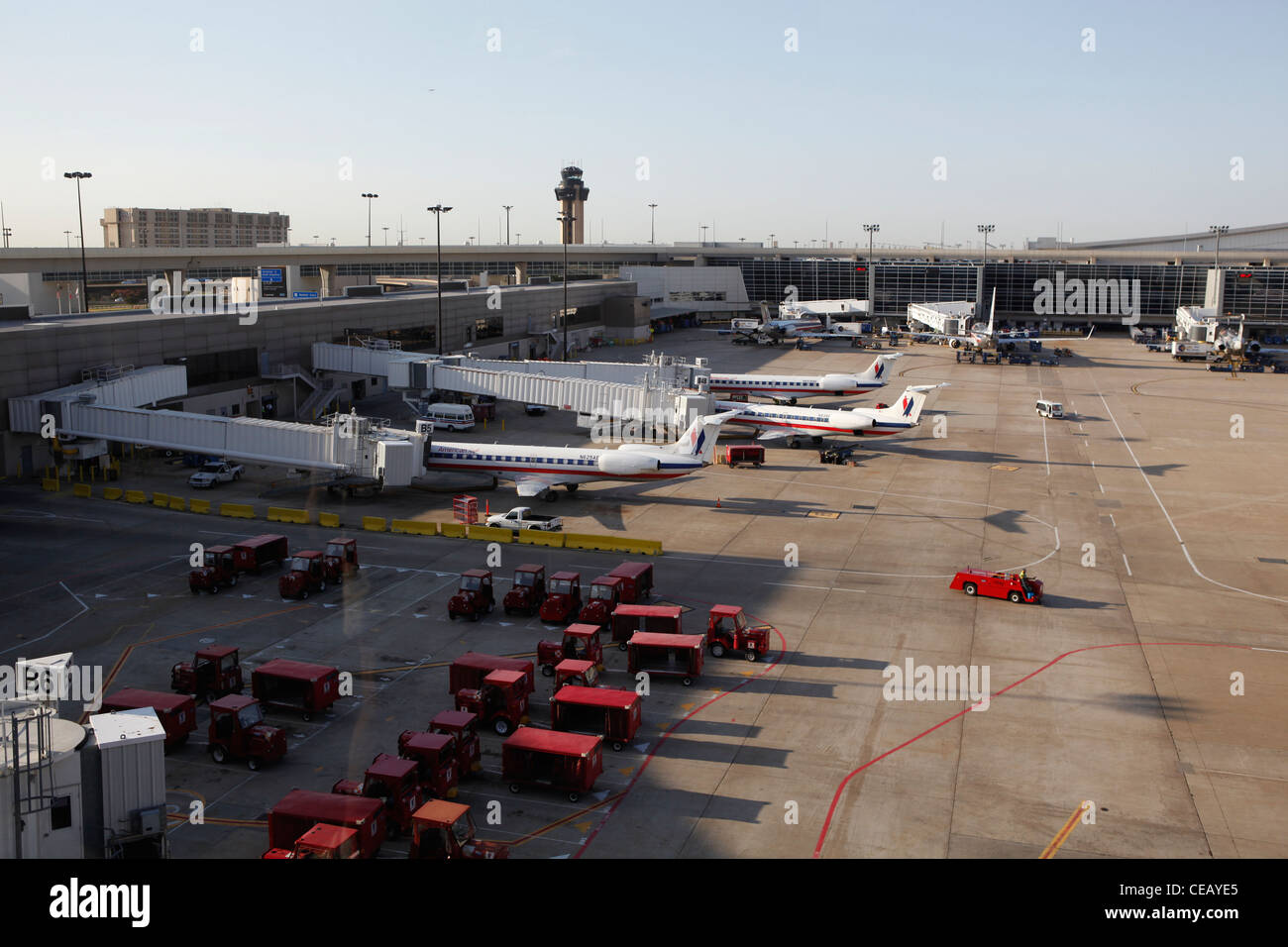 American Airlines Flugzeuge auf der Flucht Weg in Dallas, Texas Stockfoto