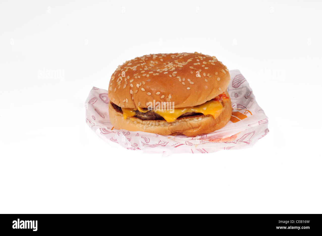 Burger King doppelten Cheeseburger mit Wrapper Verpackung auf weißem Hintergrund Ausschnitt. Stockfoto