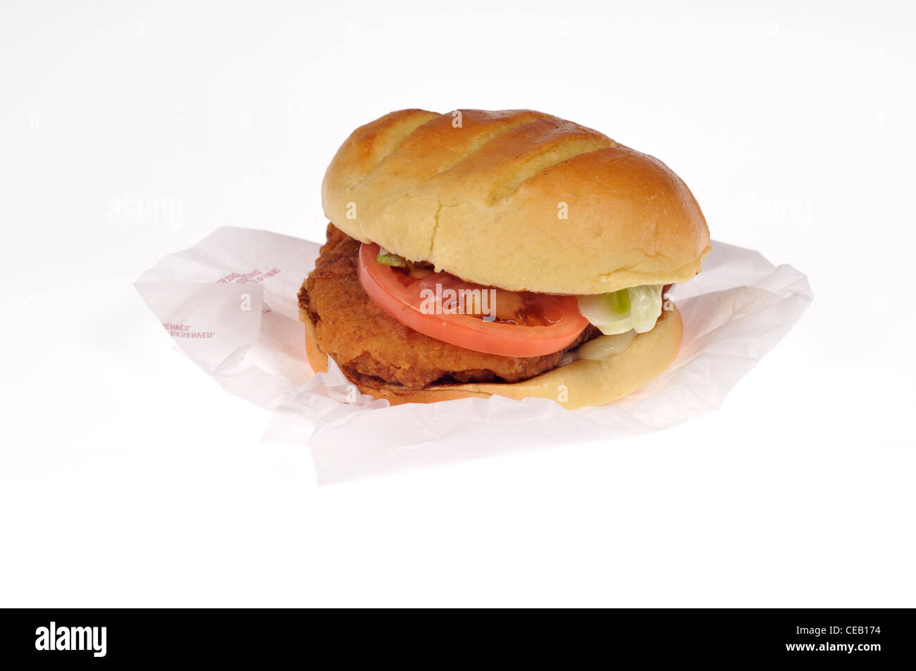 Burger King Tendercrisp Chicken Sandwich mit Salat und Tomate auf handwerkliche Rollen auf weißem Hintergrund Ausschnitt USA. Stockfoto