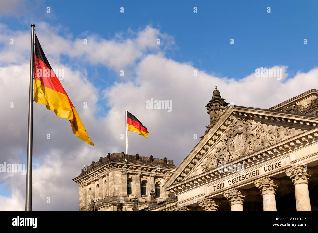 Deutsche Fahnen am Reichstag, dem Sitz des Deutschen Bundestages, im Deutschen Bundestag. Stockfoto