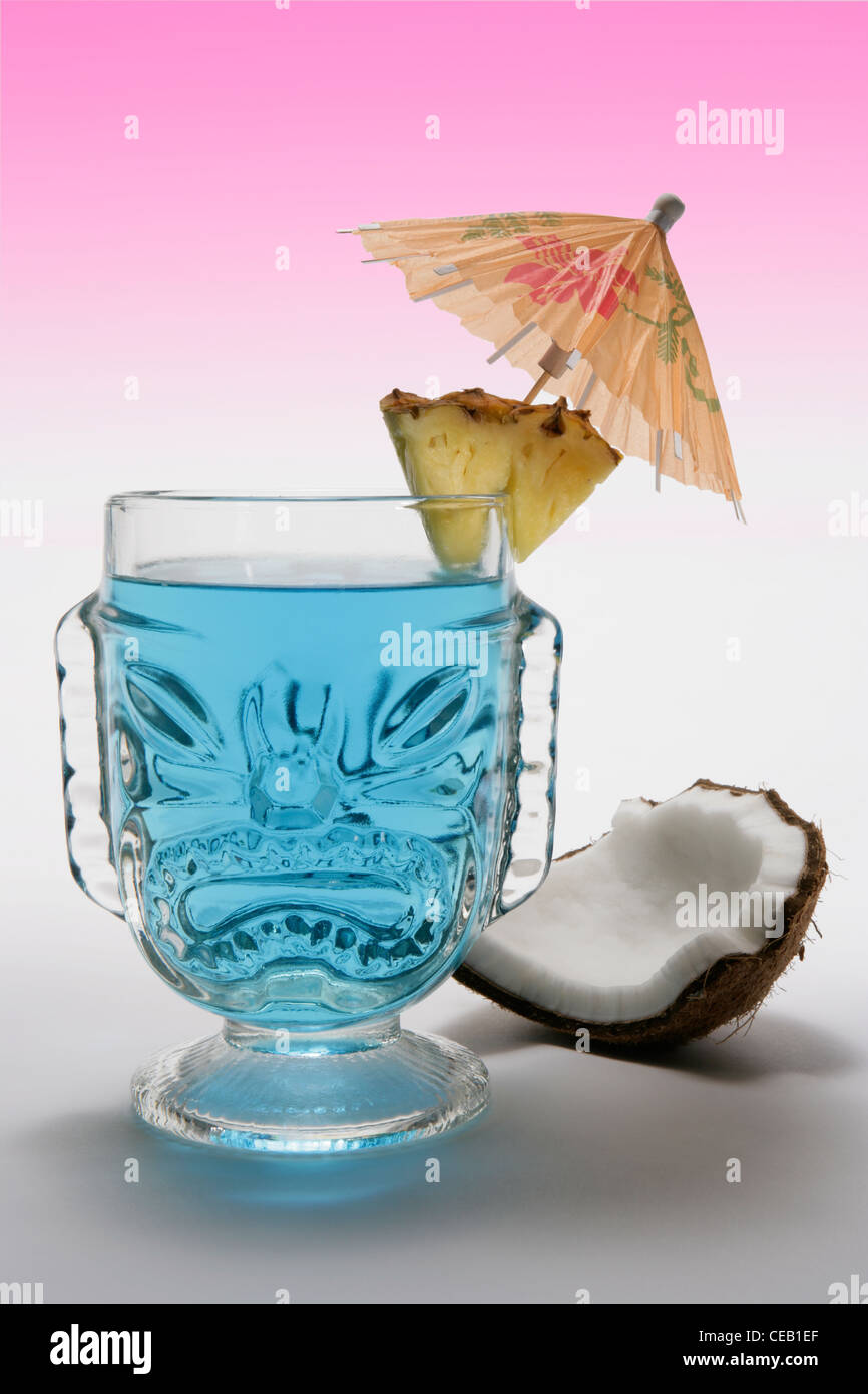 Tropischen Drink in Tiki Glas mit Schirm Stockfoto
