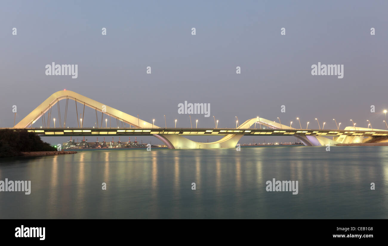 Sheikh-Zayed-Brücke in der Nacht, Abu Dhabi, Vereinigte Arabische Emirate Stockfoto