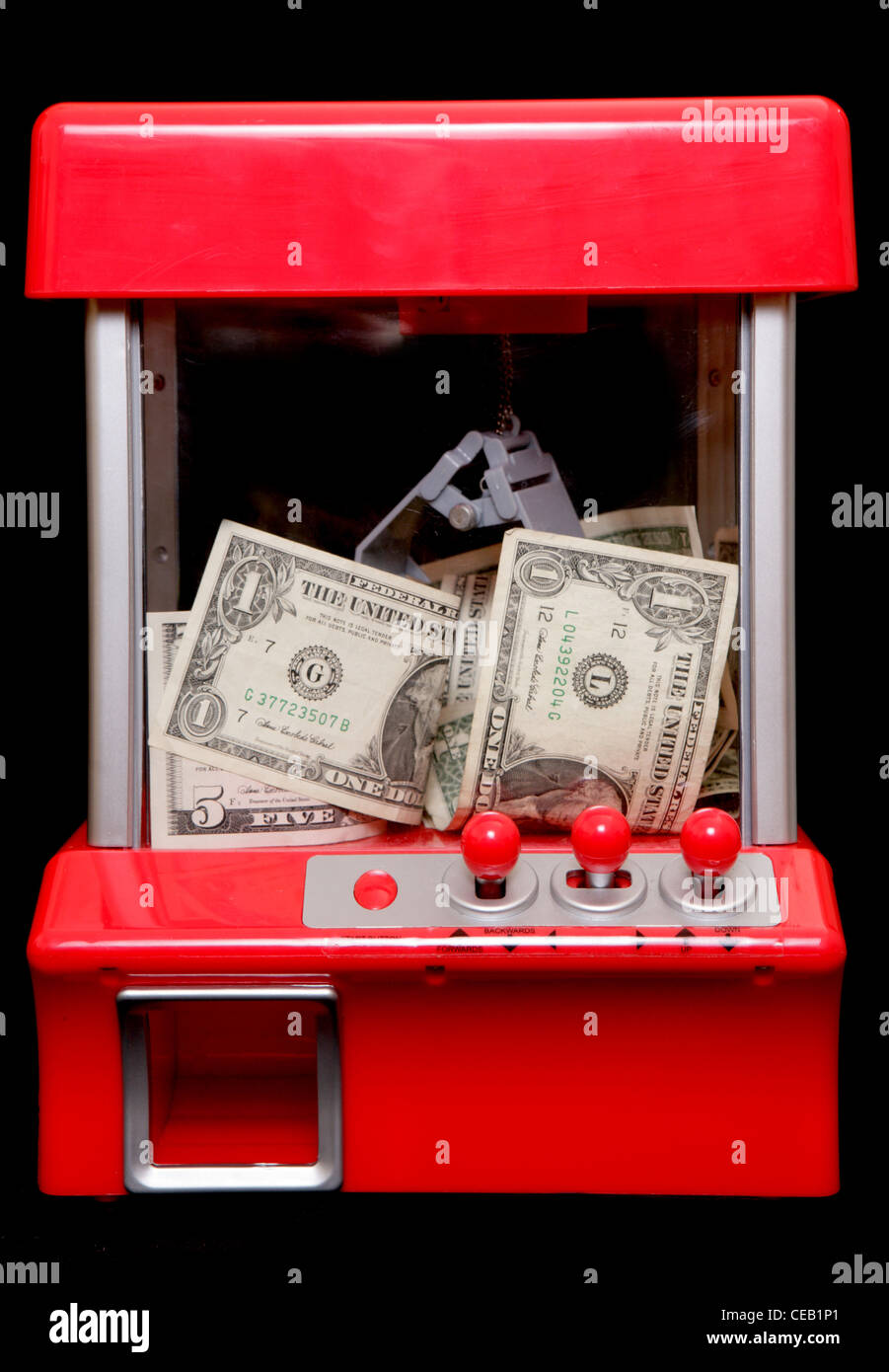Amerikanisches Geld in eine aufmerksamkeitsstarke Maschine auf schwarzem Hintergrund Stockfoto