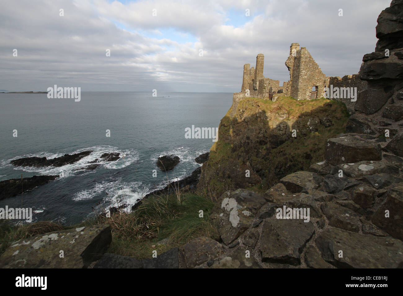 Zerklüftete Küste Nordirland. Die Ruinen von Dunluce Castle Co Antrim Nordirland mit Blick auf den Atlantik und die Causeway Coast. Stockfoto