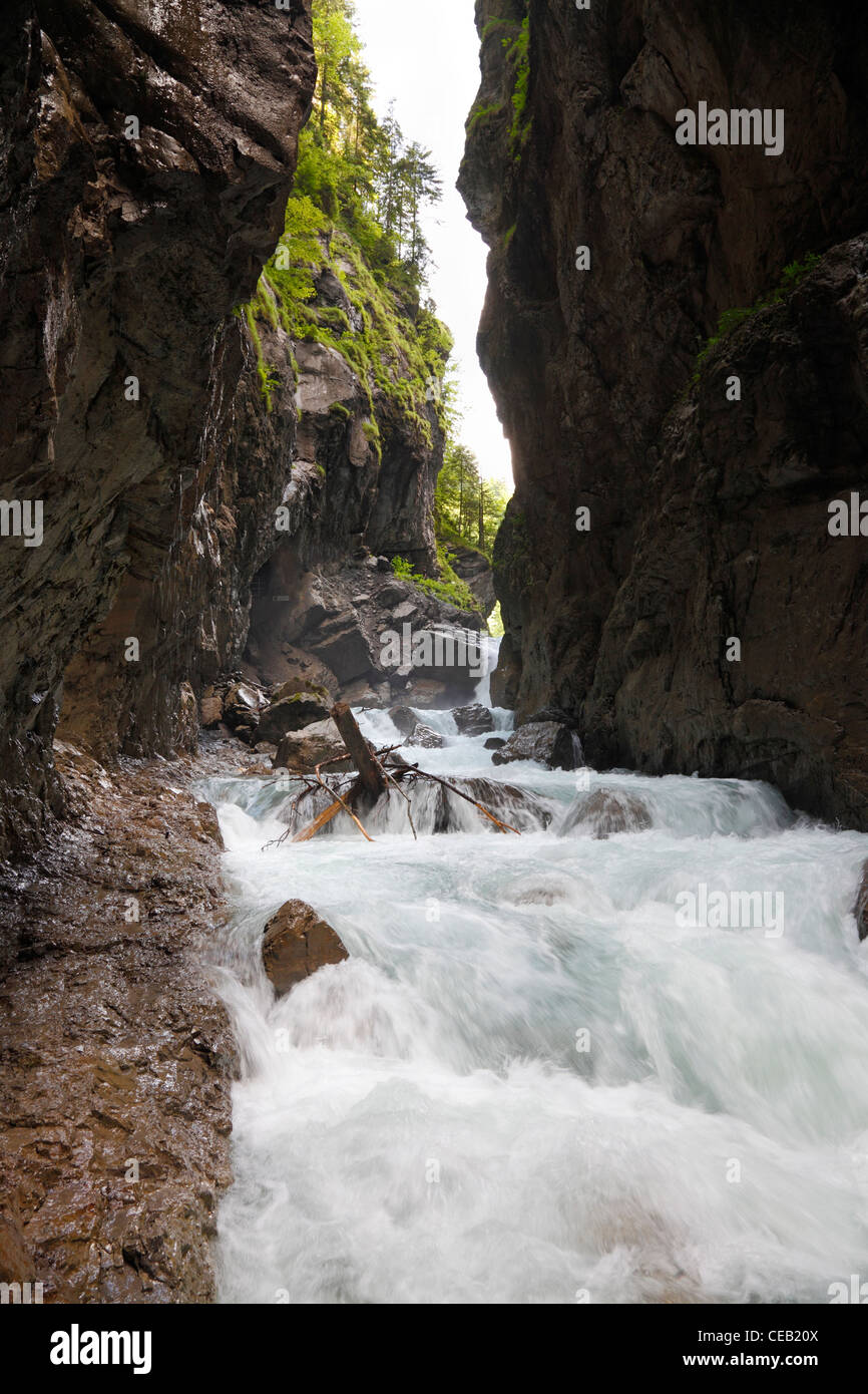 Einer der Wasserfälle in die Partnachklamm - Partnachklamm - in Garmisch-Partenkirchen in Bayern, Deutschland Stockfoto