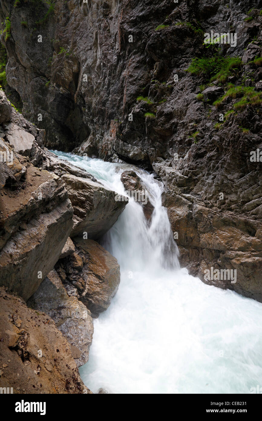 Einer der Wasserfälle in die Partnachklamm - Partnachklamm - in Garmisch-Partenkirchen in Bayern, Deutschland Stockfoto