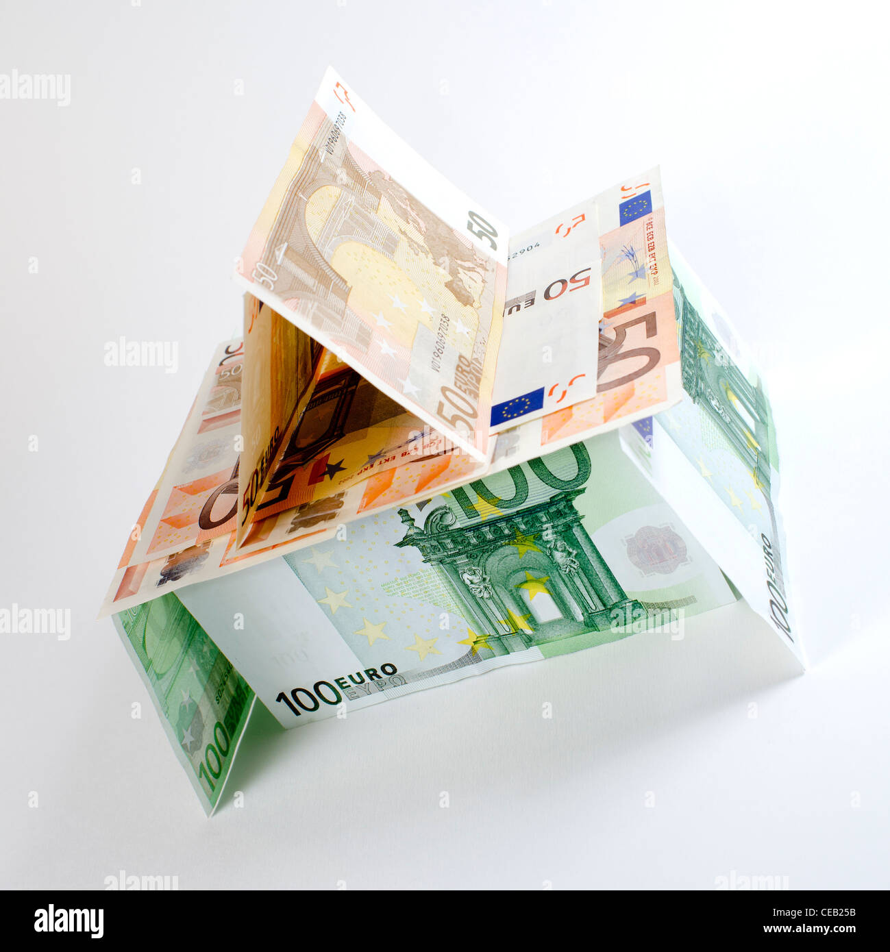 Haus aus der Euro-Währung, die Darstellung der wirtschaftlichen Krise und der Fragilität in der Eurozone im Jahr 2012. Stockfoto