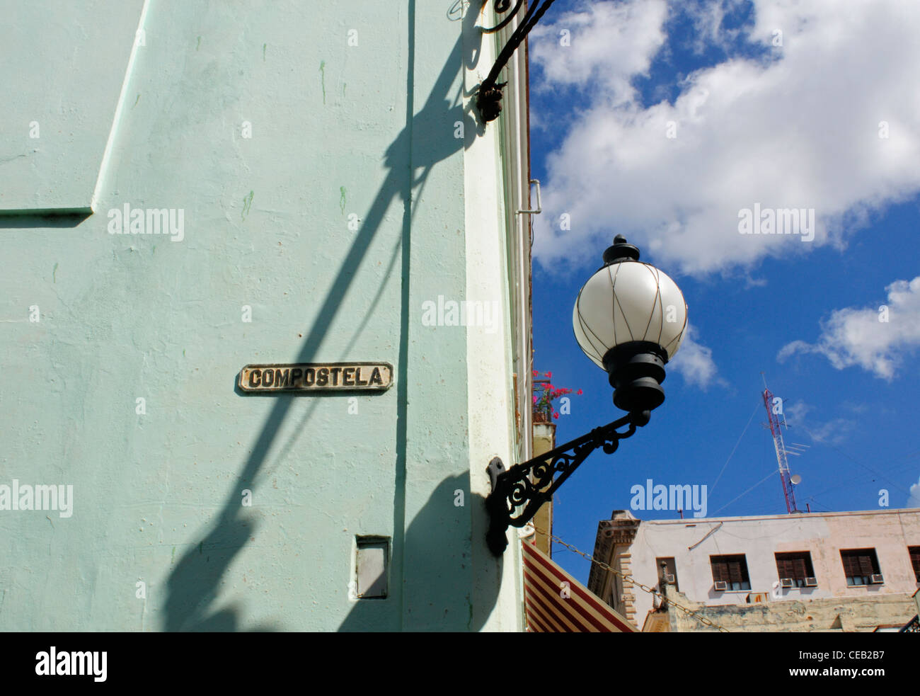 Straßenlaterne in einem alten Gebäude in der Stadt Havanna, Kuba Stockfoto