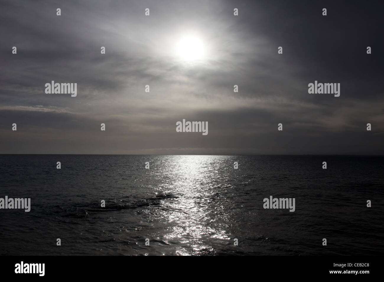 Blick auf Himmel und Meer nur wenige Minuten vor dem Sturm. Stockfoto