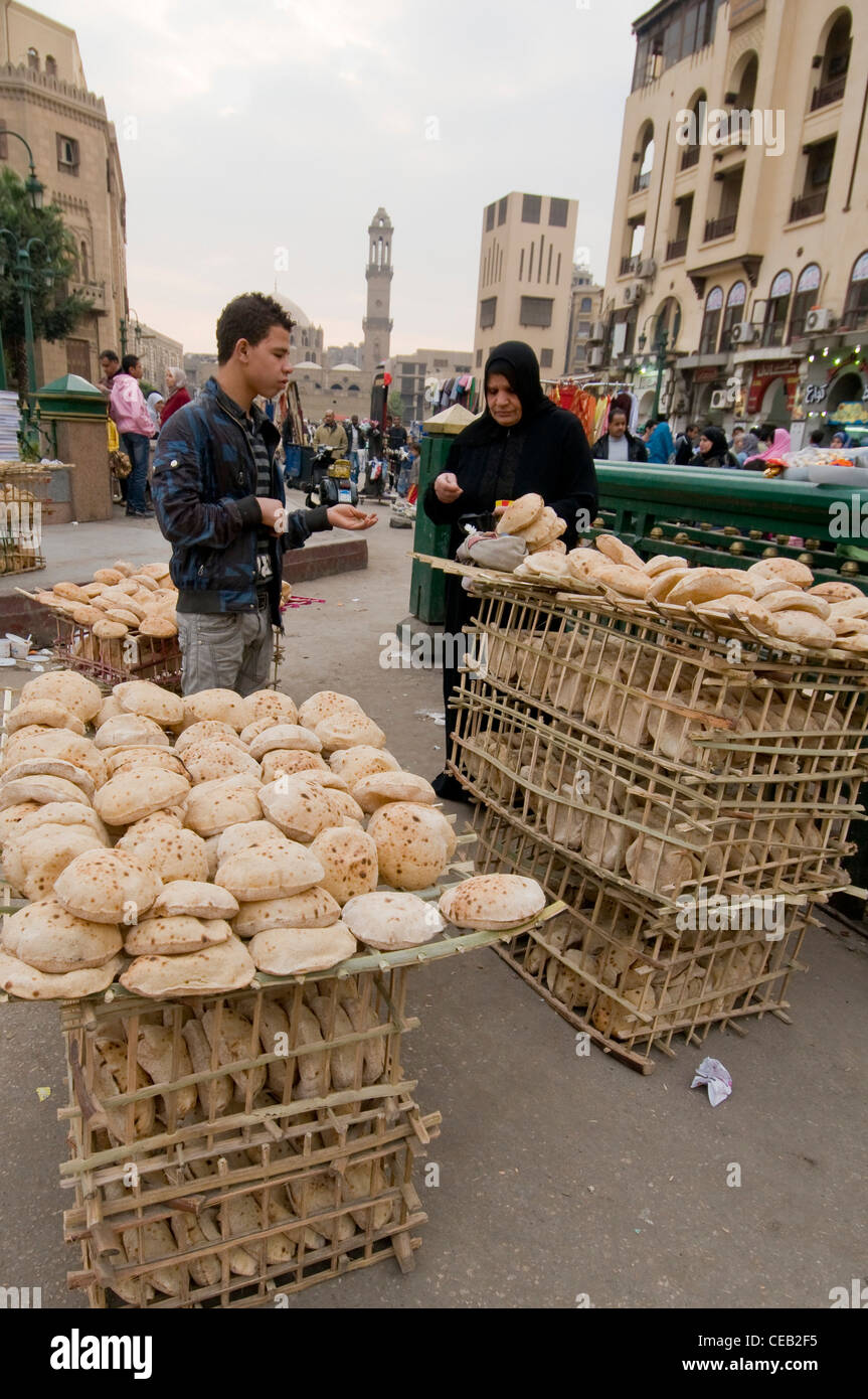 Brot Verkäufer Khan el Khalil, alte Kairo Ägypten Stockfoto