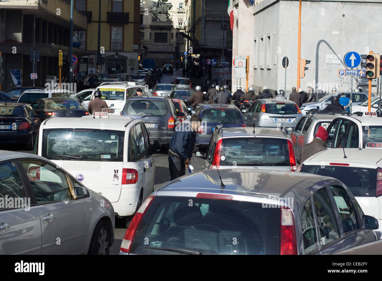Blick auf die Straßen von Rom Italien Mann betteln Autofahrer um Geld auf den überfüllten Straßen Stockfoto