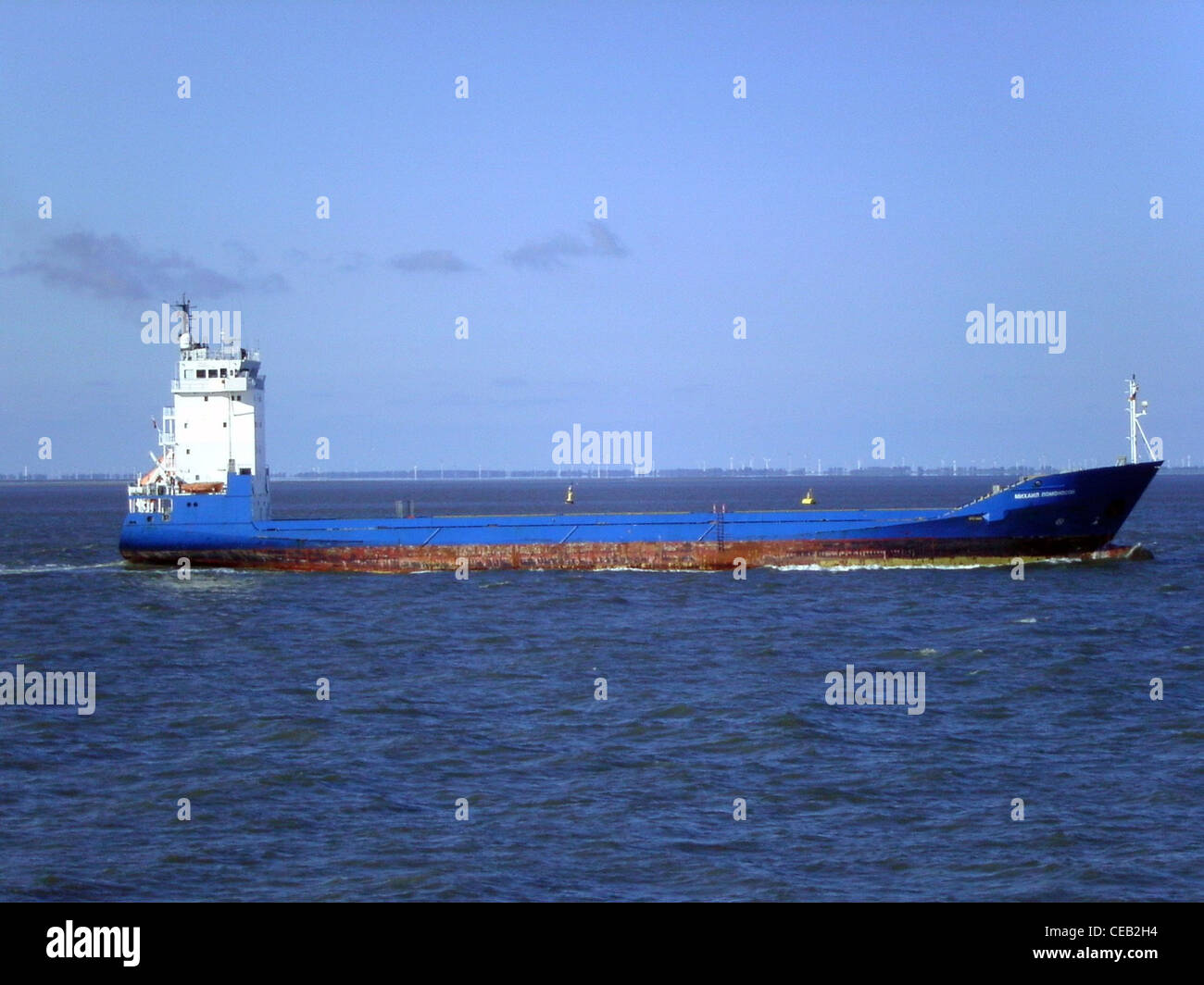 Das Frachtschiff Michail Lomonosov inbound auf der Elbe in der Nähe von Cuxhaven. Das Schiff wird von nördlichen Versand Compan betrieben Stockfoto