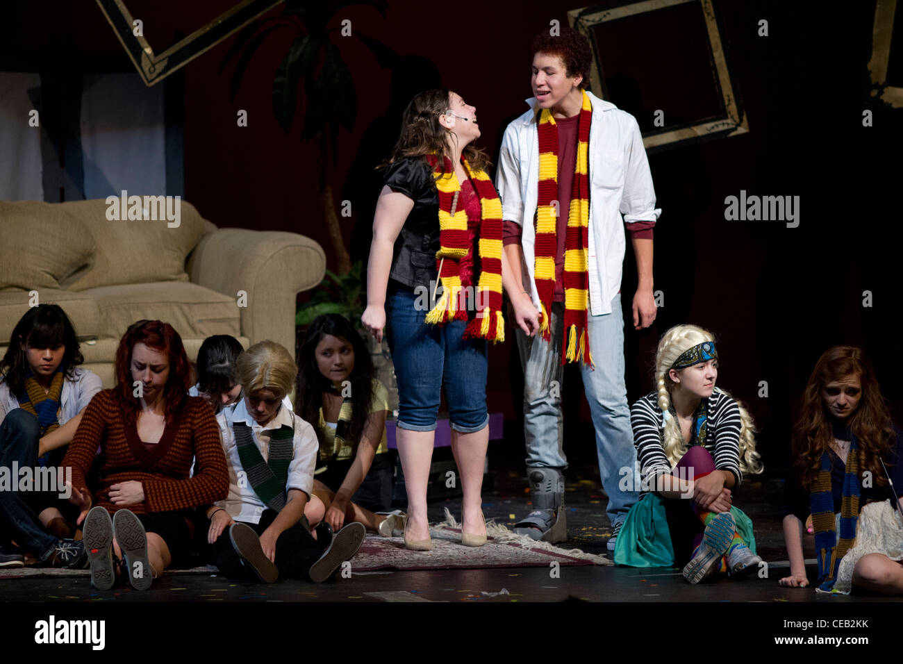 Jugendliche führen in einer Inszenierung von "A sehr Potter Musical" an der LBJ High School in Austin, Texas Stockfoto