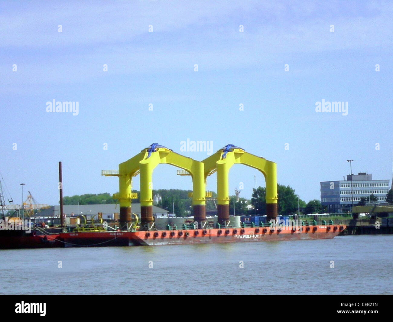 Zwei Stative für Offshore-Windenergieanlagen gesehen im Hafen von Cuxhaven, Deutschland Stockfoto