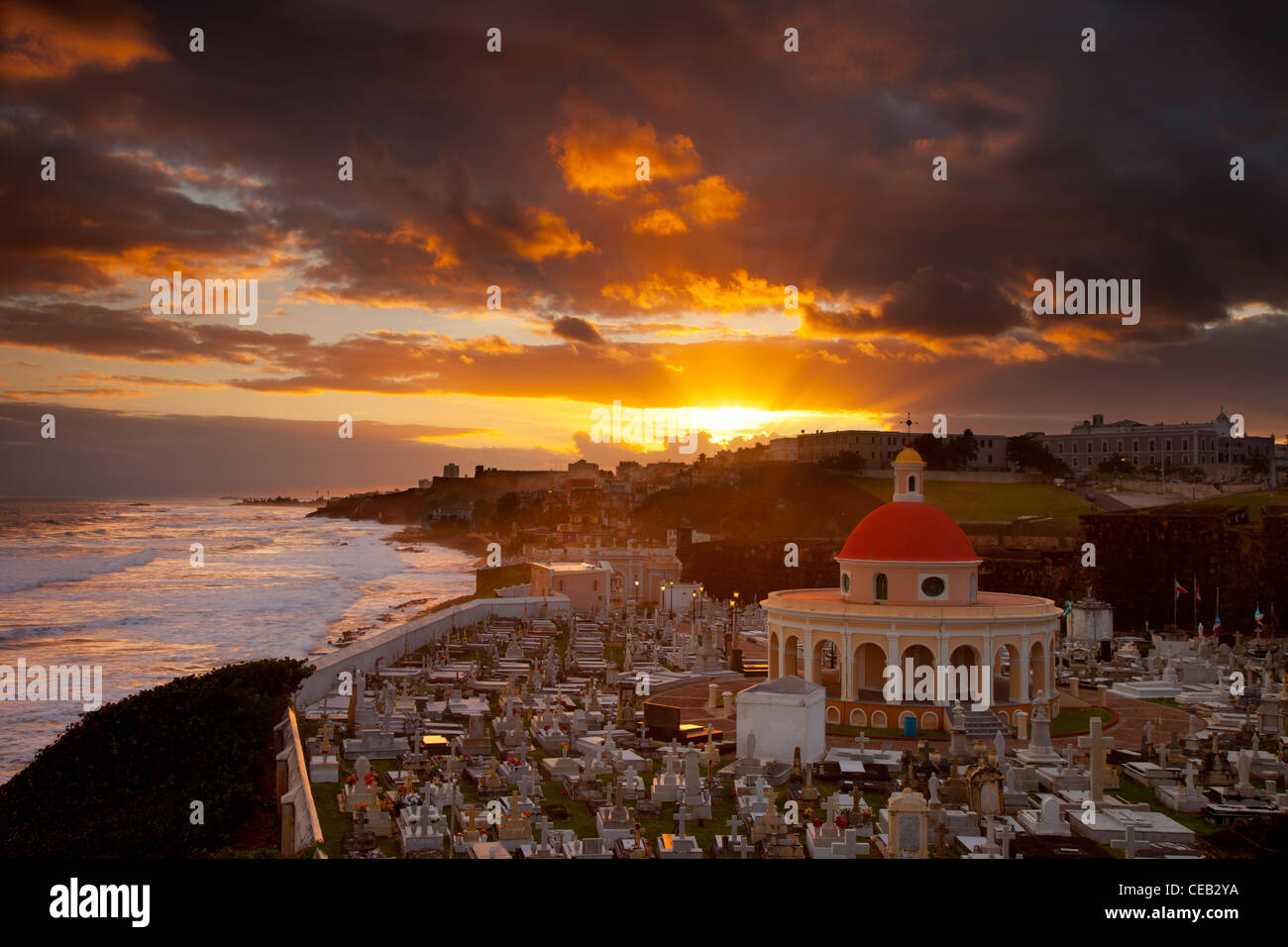 Sonnenaufgang über dem historischen Santa Maria Magdalena de Pazzis Friedhof im alten San Juan Puerto Rico Stockfoto