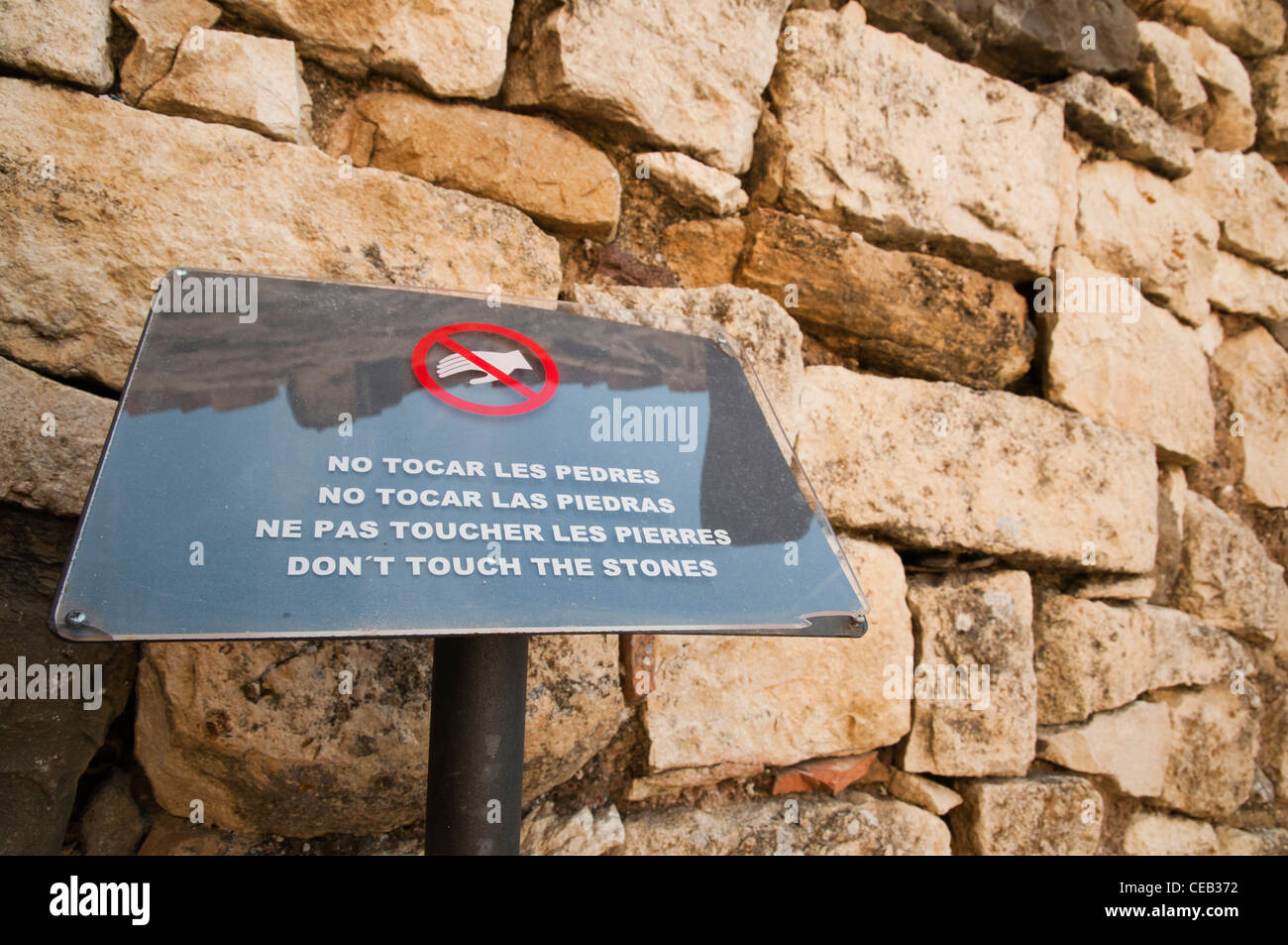 Zeichen zu verbieten, zu berühren Steinen an der Wand an der Kirche Santa Maria de Mur, Lleida, Spanien Stockfoto