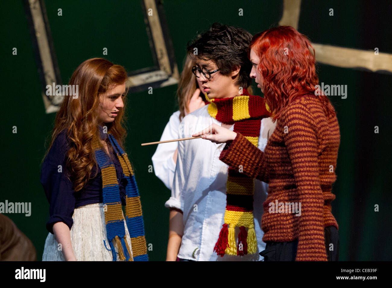 Jugendliche führen in einer Inszenierung von "A sehr Potter Musical" an der LBJ High School in Austin, Texas Stockfoto