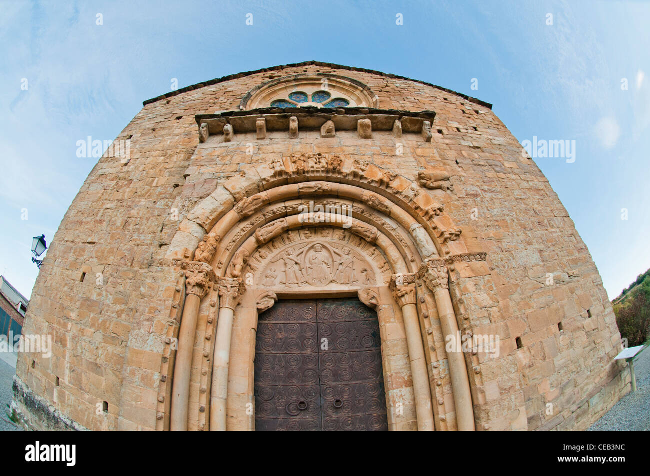 Haupt-Eingangstür von der romanischen Kirche Covet, Lleida, Spanien Stockfoto