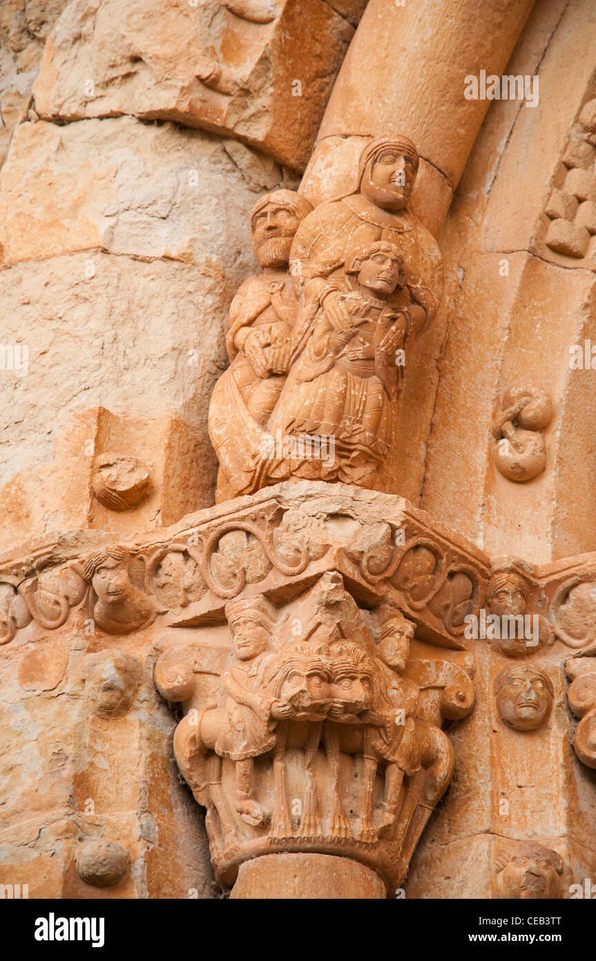 Haupt-Eingangstür von der romanischen Kirche Covet, Lleida, Spanien Stockfoto