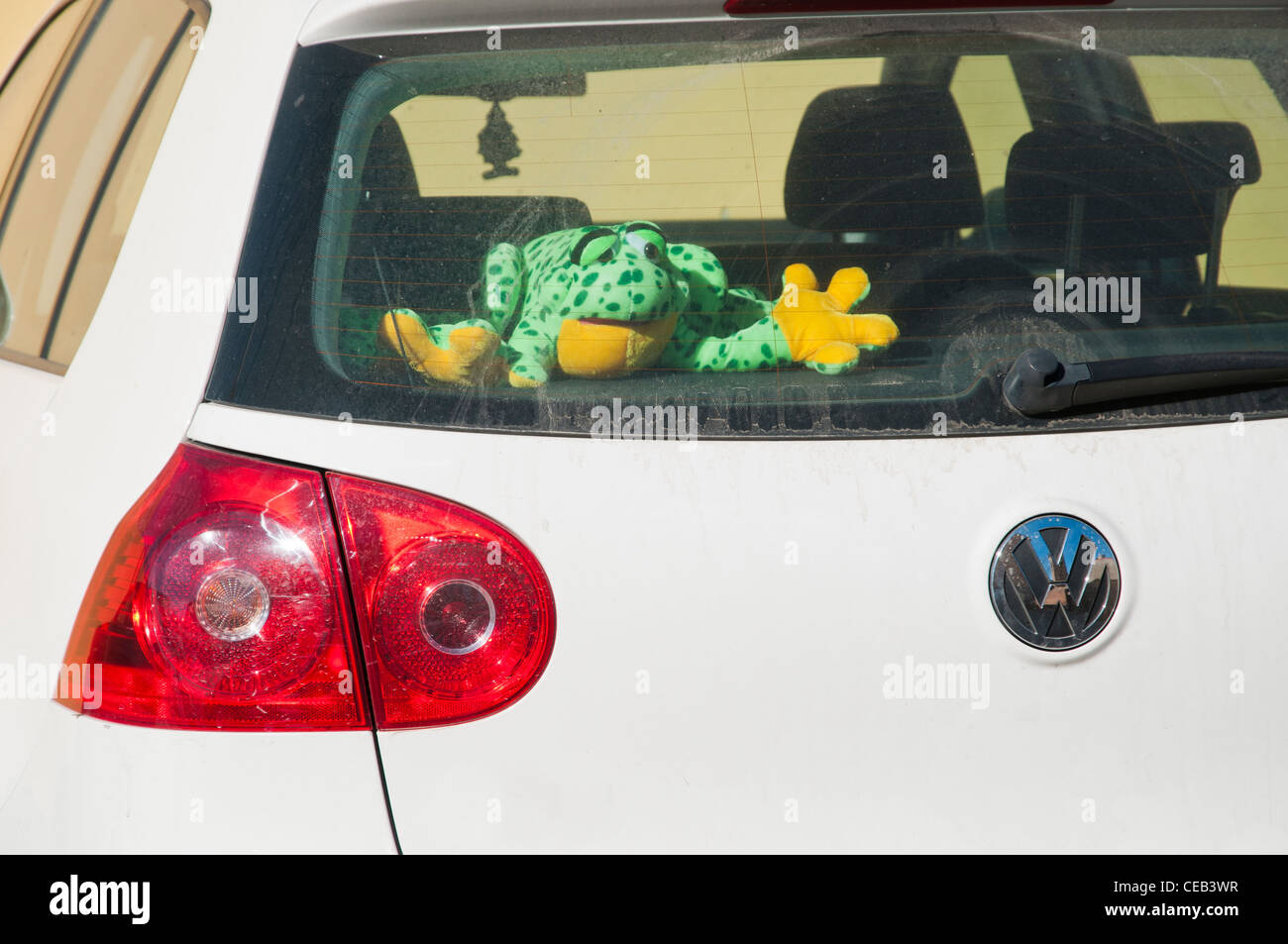 Frosch Flut Marionette links innen ein weißes Auto in der Sonne geparkten Stockfoto