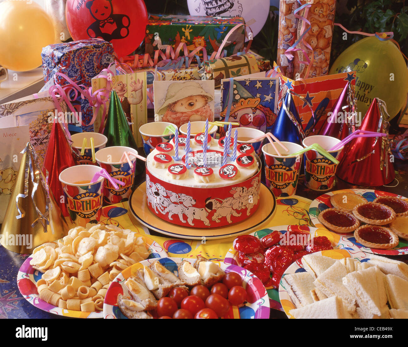 Kindergeburtstag Kuchen und Partykost verbreitet, Berkshire, England, Großbritannien Stockfoto