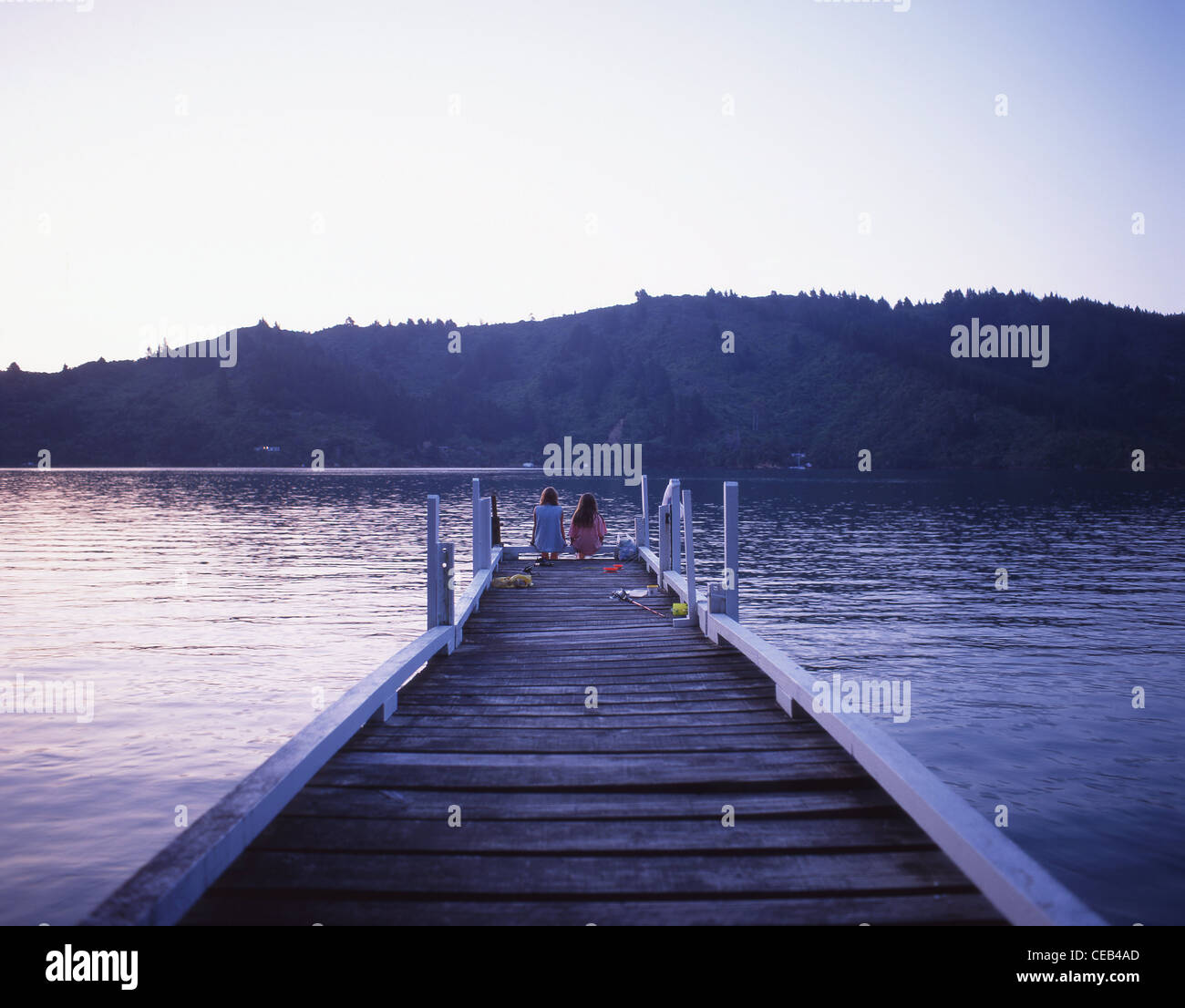 Lochmara Bay in der Abenddämmerung, Marlborough Sounds, Marlborough Region, Queen Charlotte Sound, Südinsel, Neuseeland Stockfoto