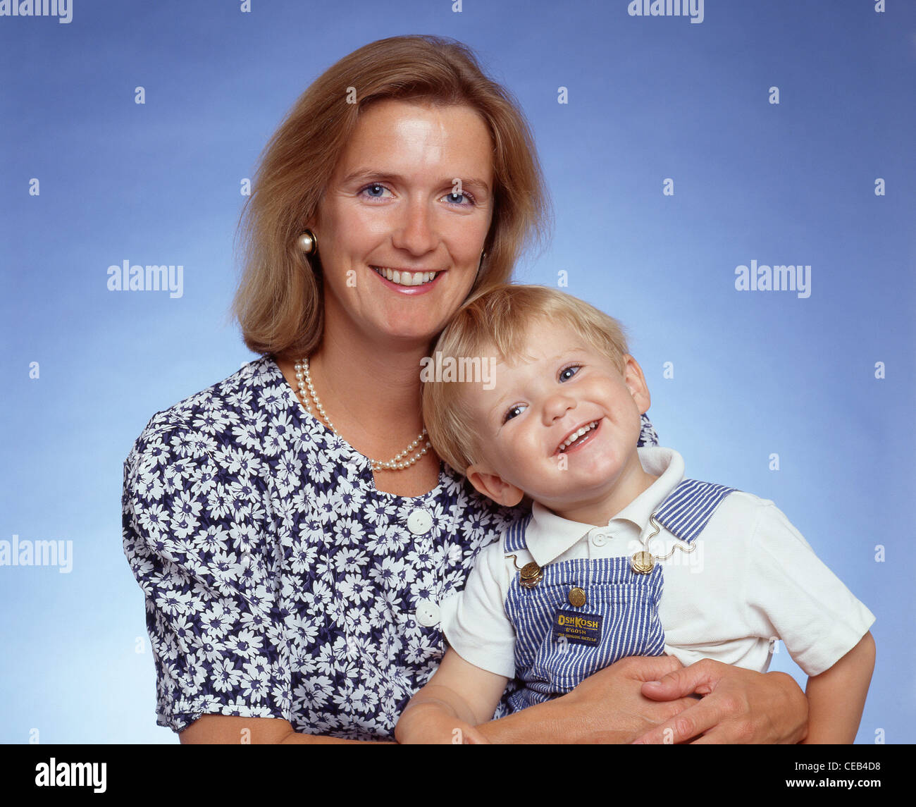 Mutter und Kind im Studio fotografiert, Berkshire, England, Vereinigtes Königreich Stockfoto
