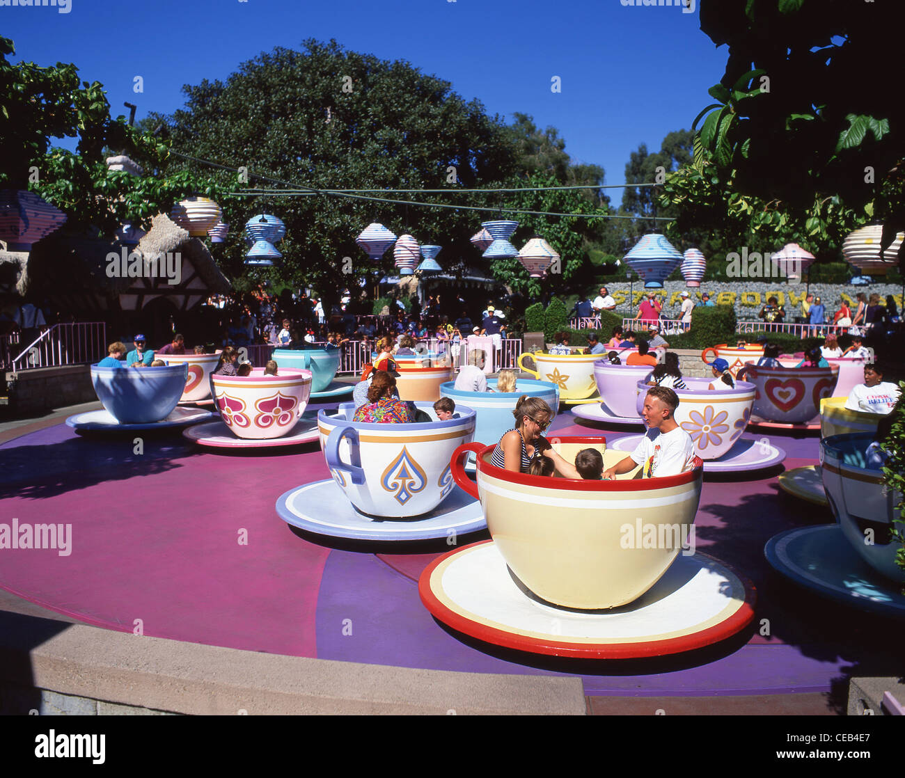 Mad Tea Party fahren, Fantasyland, Disneyland, Anaheim, California, Vereinigte Staaten von Amerika Stockfoto