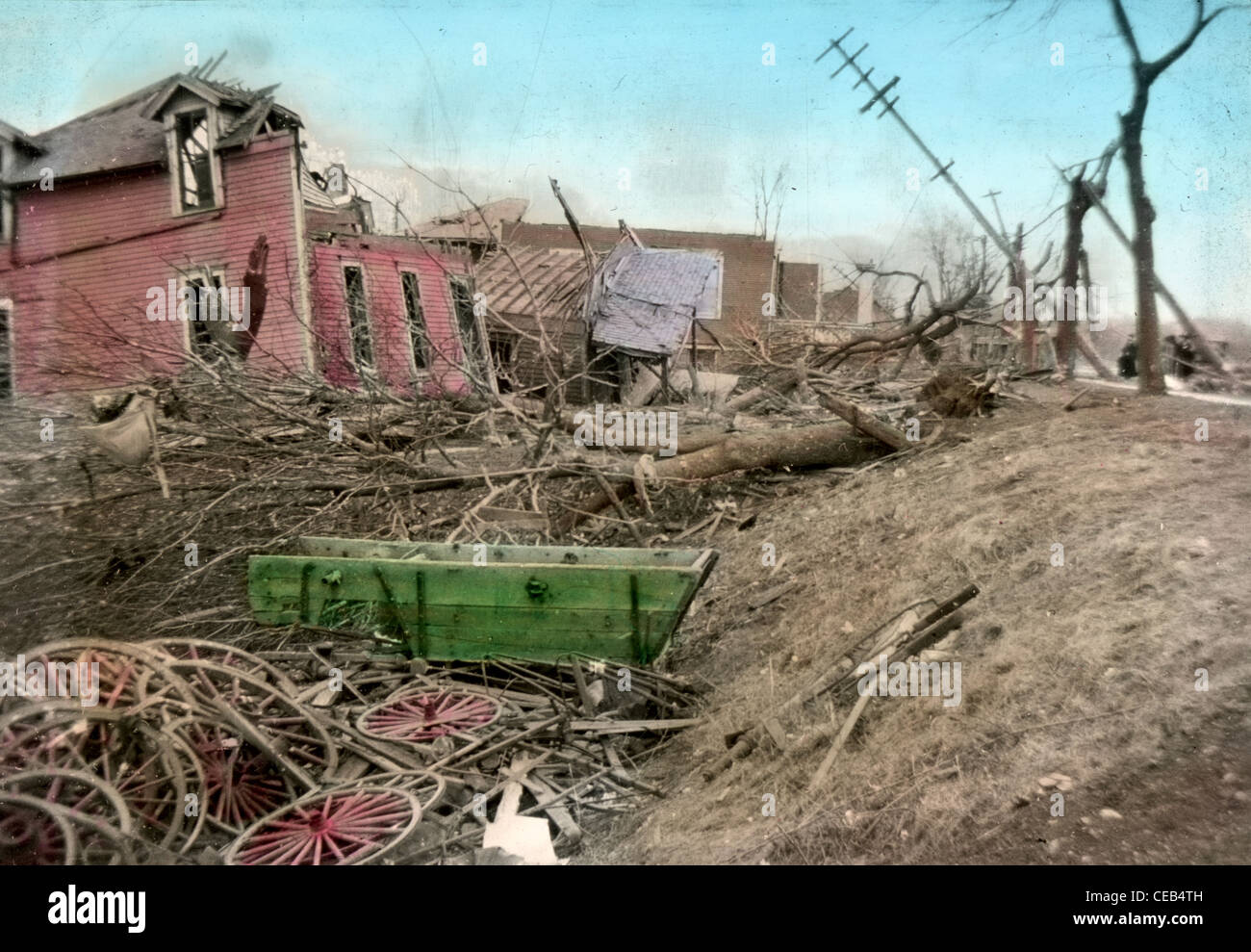 Ca. 1900 Hand getönte Fotografie, Tornado Schäden im mittleren Westen der USA. Stockfoto