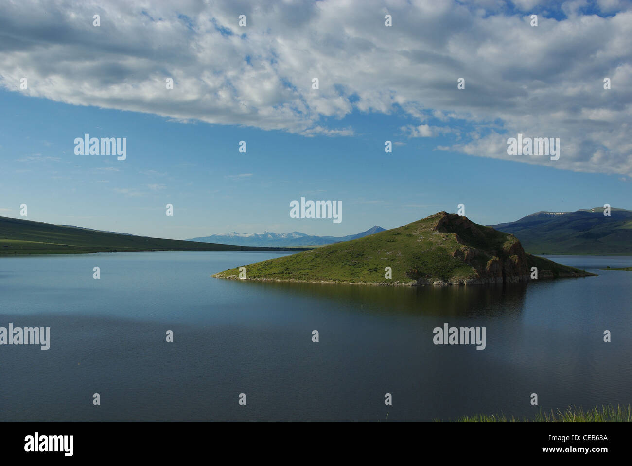 Schöne grüne Insel und hohe Bergkette, Clark Canyon Reservoir, Montana Stockfoto