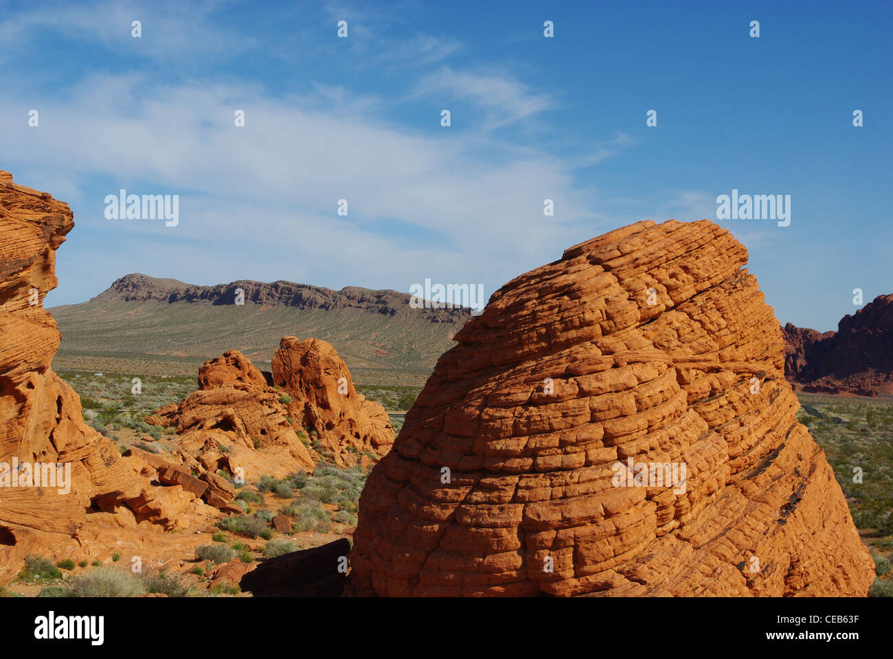 Orange Felsen und Bergkette, Valley of Fire, Nevada Stockfoto